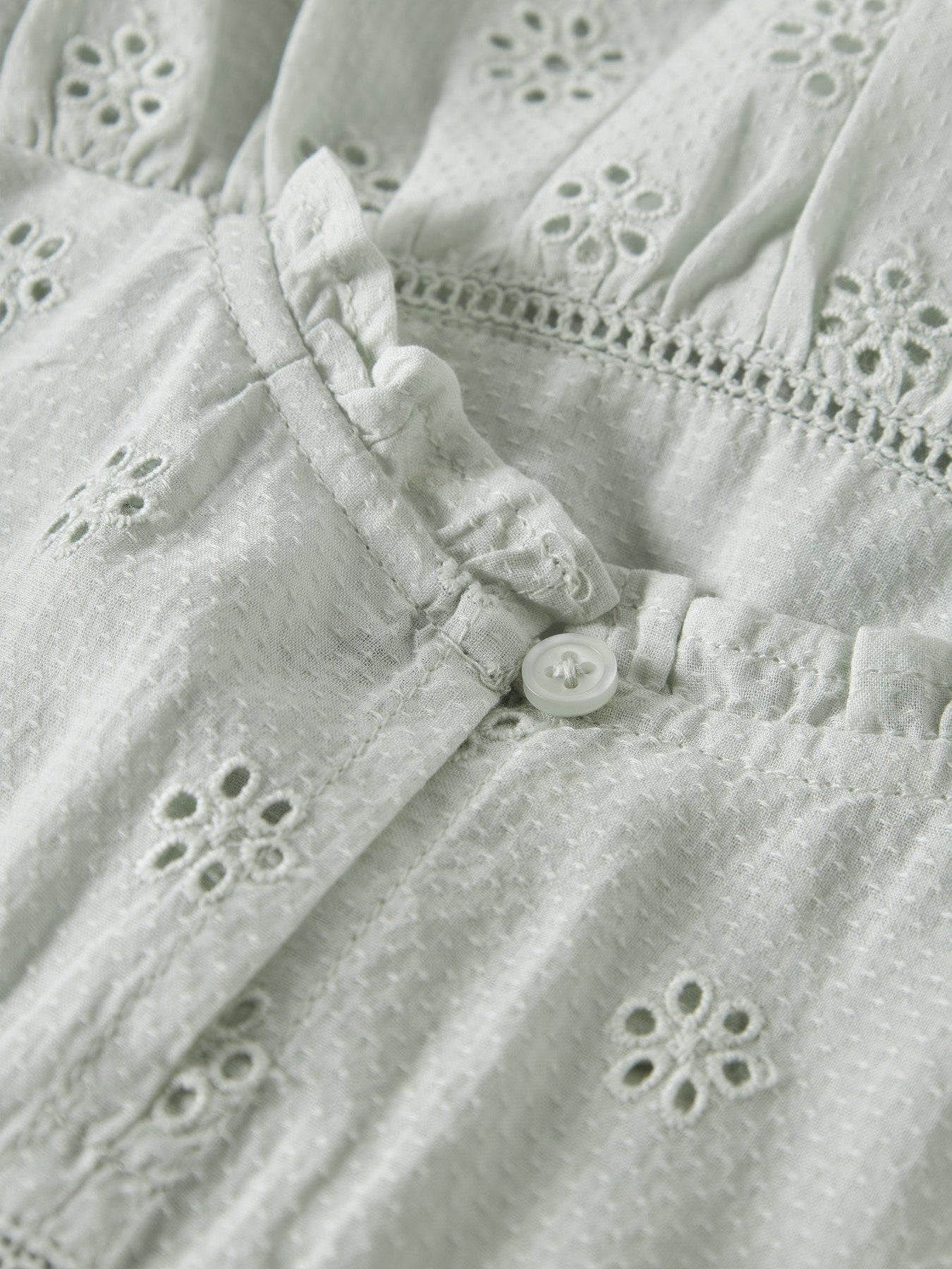 Ljuvlig grön blå klänning utan ärm till flicka. Spetts och volang klänning till flicka från Name it. Vacker lite gammeldags sommar klänning till flicka.
NMFHALCYON SL DRESS
13255544