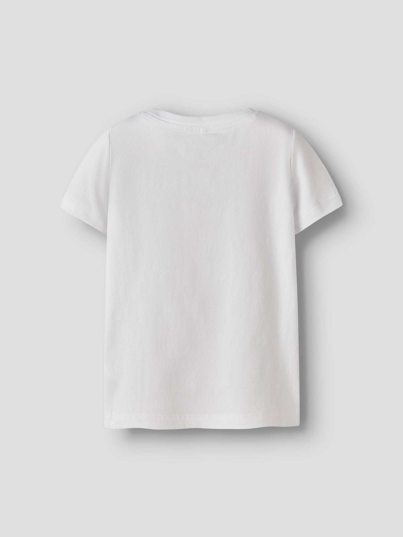 Söt kortärmad vit t-shirt med lejon unge till flicka. Ekologiska barnkläder från Name it, topp med lejon och blommor, gullig topp till flicka.
NMFHERTA SS TOP BOX
13255545 