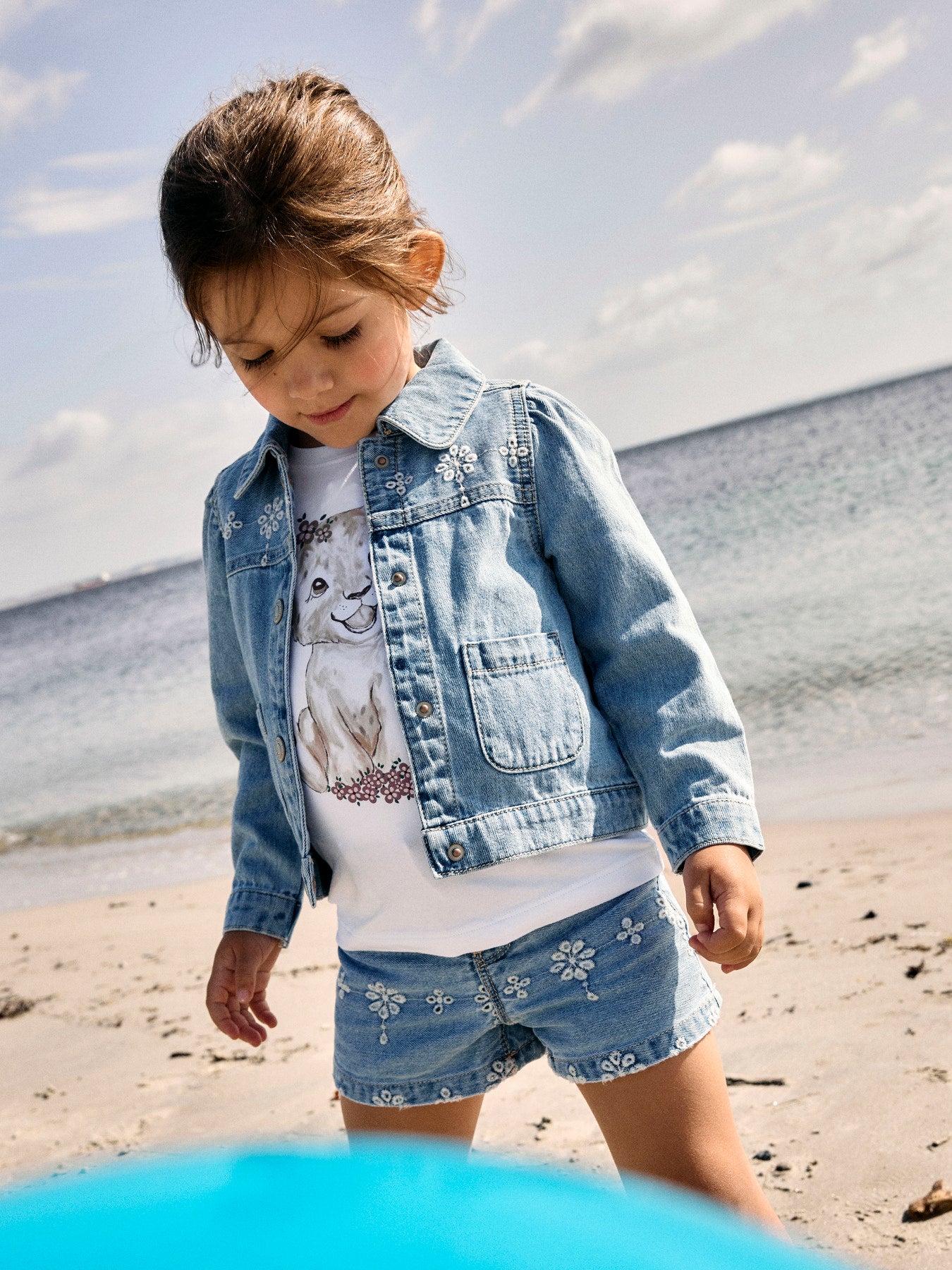 Söt kortärmad vit t-shirt med lejon unge till flicka. Ekologiska barnkläder från Name it, topp med lejon och blommor, gullig topp till flicka.
NMFHERTA SS TOP BOX
13255545 