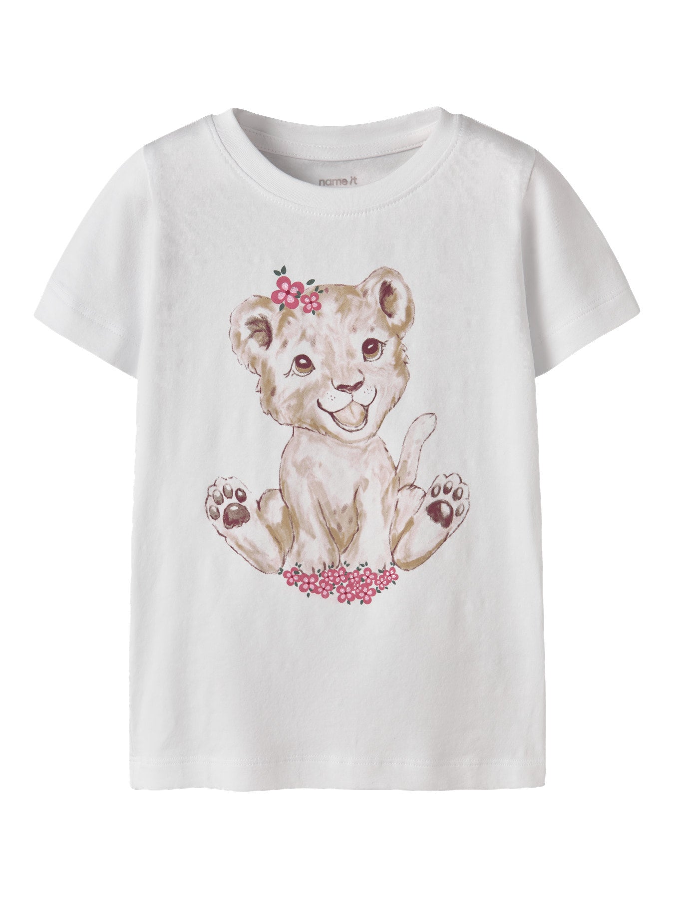 Söt kortärmad vit t-shirt med lejon unge till flicka. Ekologiska barnkläder från Name it, topp med lejon och blommor, gullig topp till flicka.
NMFHERTA SS TOP BOX
13255545 