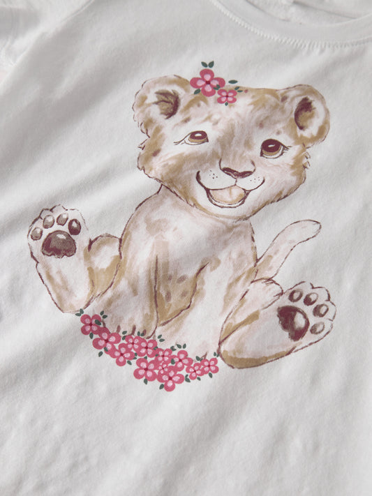 Söt kortärmad vit t-shirt med lejon unge till flicka. Ekologiska barnkläder från Name it, topp med lejon och blommor, gullig topp till flicka.
NMFHERTA SS TOP BOX
13255545 