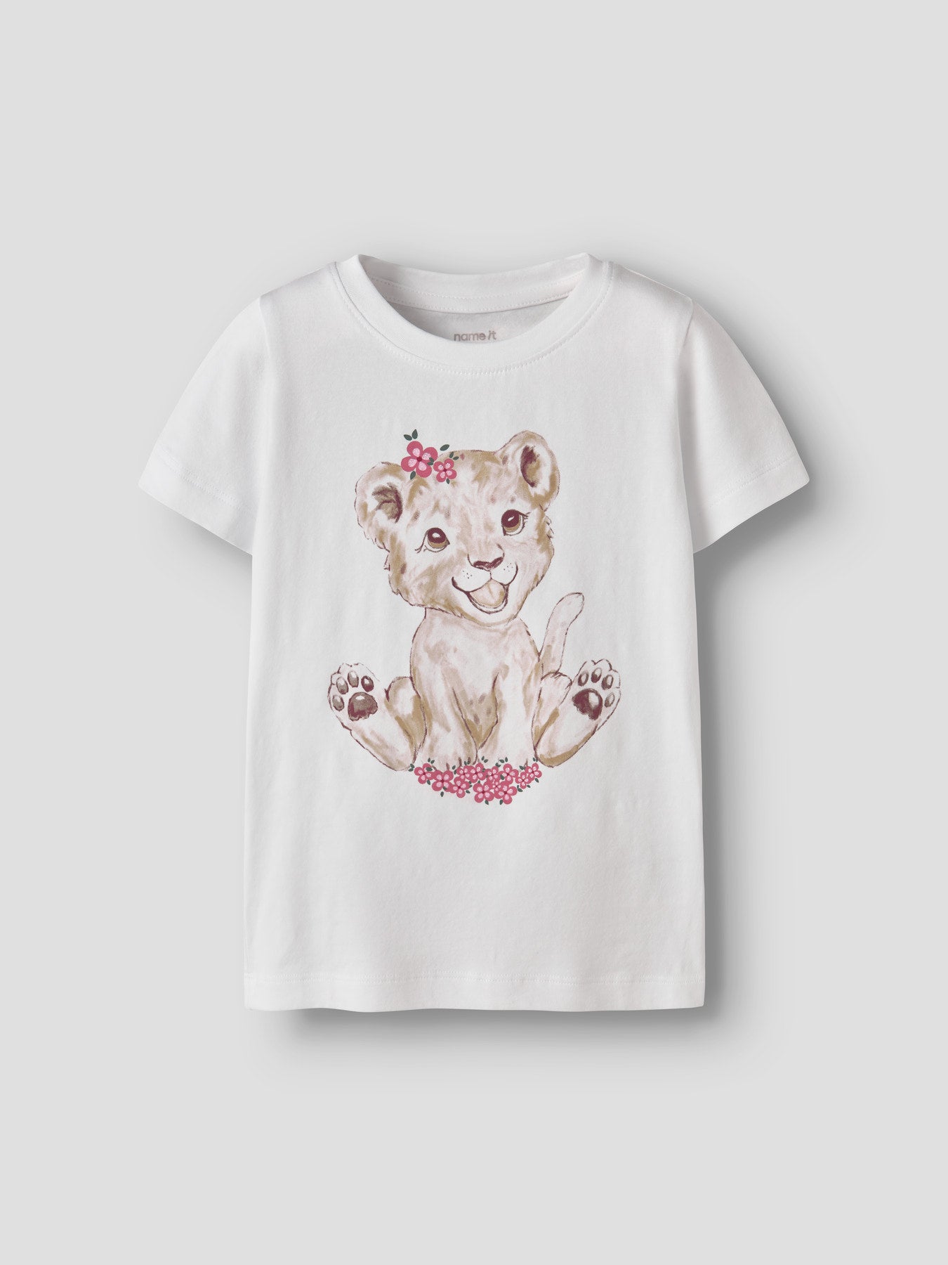 Söt kortärmad vit t-shirt med lejon unge till flicka. Ekologiska barnkläder från Name it, topp med lejon och blommor, gullig topp till flicka.
NMFHERTA SS TOP BOX
13255545 