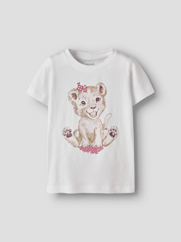 Söt kortärmad vit t-shirt med lejon unge till flicka. Ekologiska barnkläder från Name it, topp med lejon och blommor, gullig topp till flicka.
NMFHERTA SS TOP BOX
13255545 