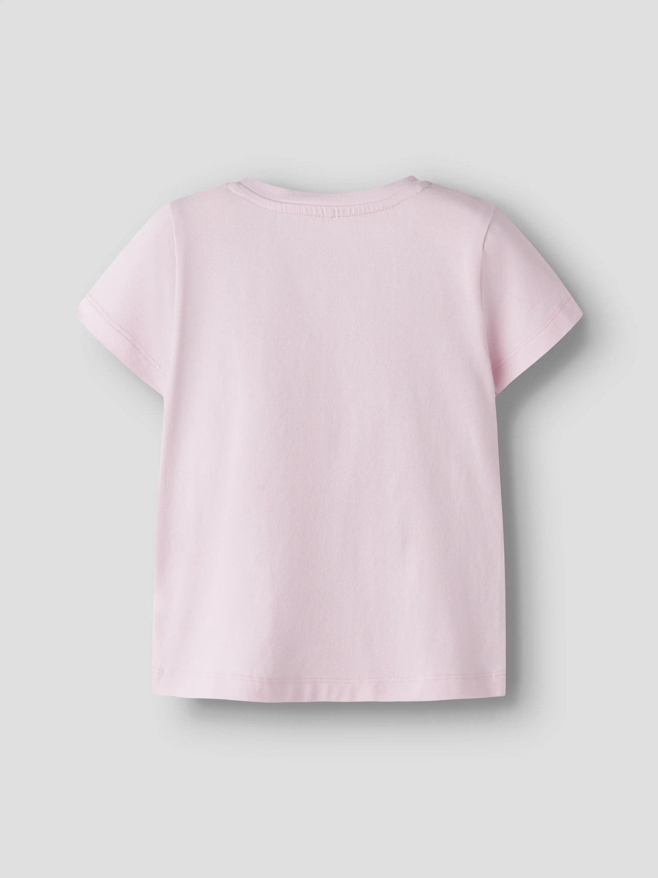 Söt kortärmad ljus rosa t-shirt med lejon ungar till flicka. Ekologiska barnkläder från Name it, topp med lejon och blommor, gullig topp till flicka.
NMFHERTA SS TOP BOX
13255545 
