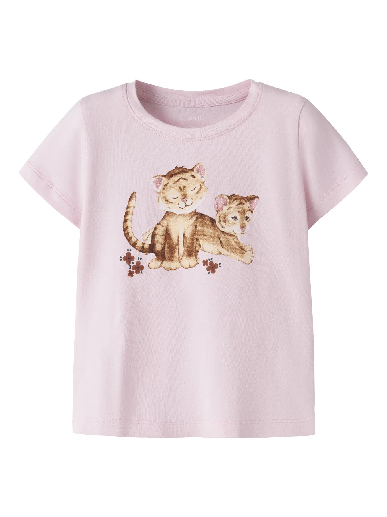 Söt kortärmad ljus rosa t-shirt med lejon ungar till flicka. Ekologiska barnkläder från Name it, topp med lejon och blommor, gullig topp till flicka.
NMFHERTA SS TOP BOX
13255545 