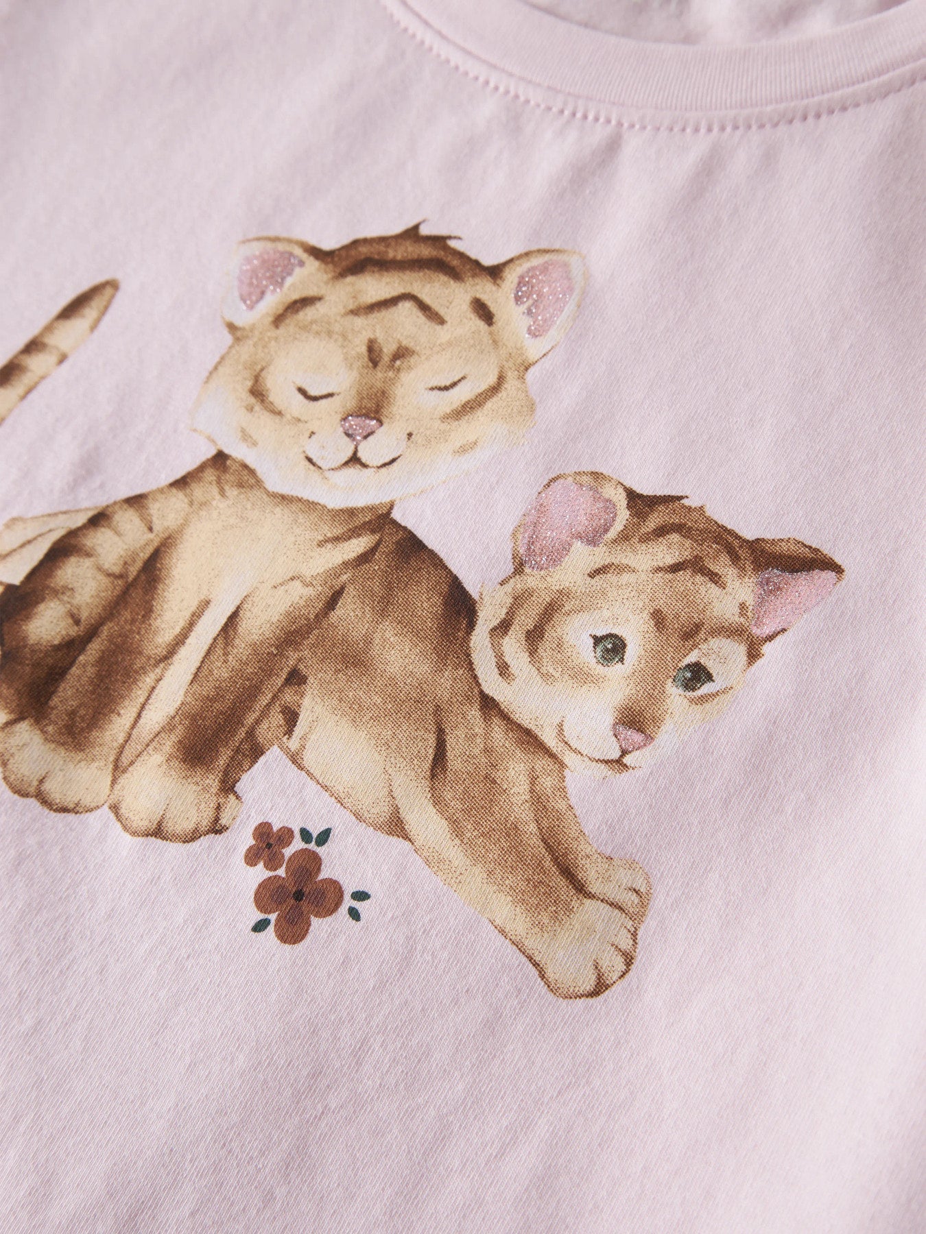 Söt kortärmad ljus rosa t-shirt med lejon ungar till flicka. Ekologiska barnkläder från Name it, topp med lejon och blommor, gullig topp till flicka.
NMFHERTA SS TOP BOX
13255545 
