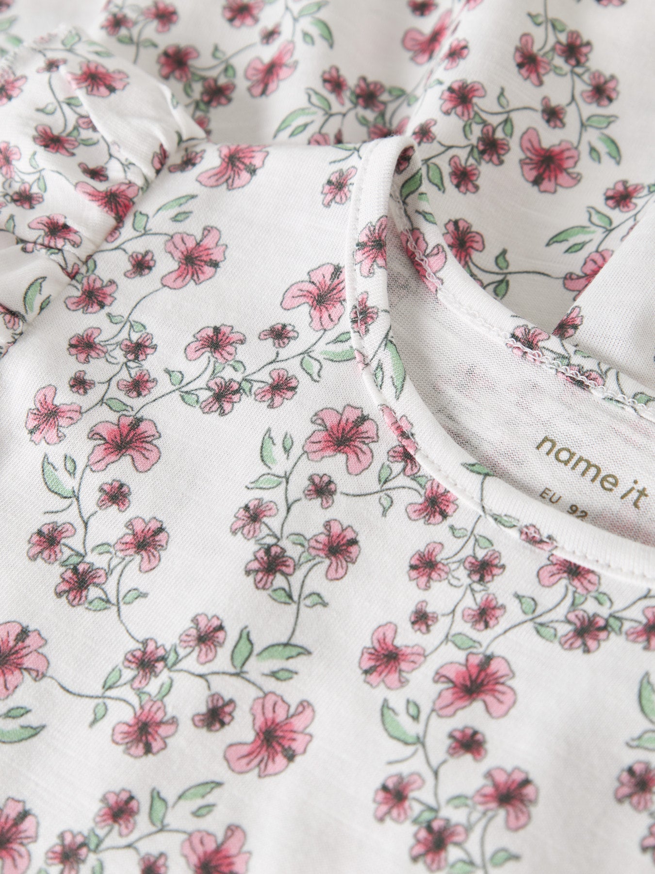 Blommig sommarklänning med volanger, kortärmad klänning till flicka. Ekologiska barnkläder från Name it.
NMFHAILEDO CAP SL DRESS
13255574