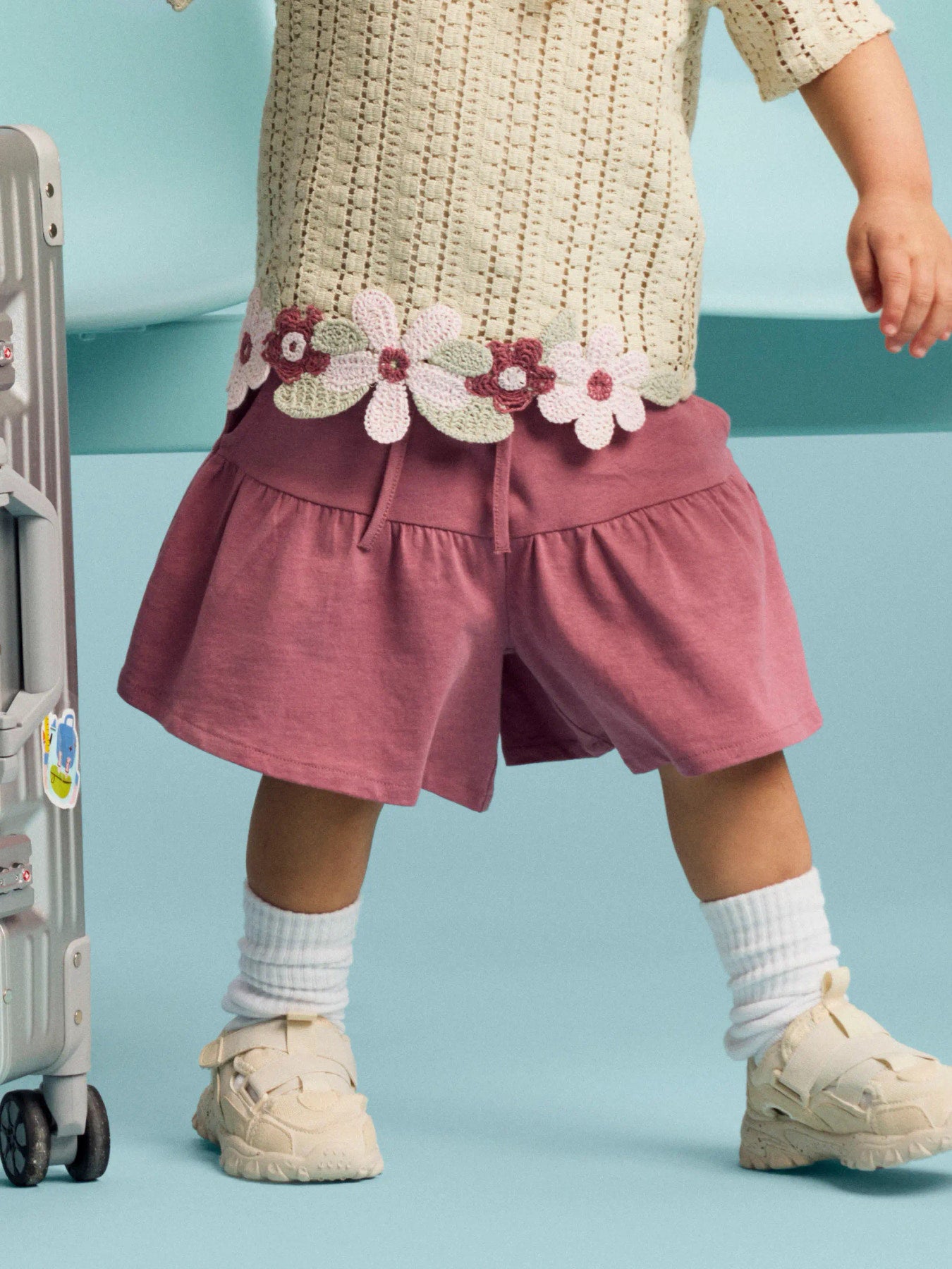 Rosa byx kjol till flicka i ekologisk bomull från Name it. Lite längre shorts som ser ut som en kjol.
NMFHUDA SHORTS
13255576