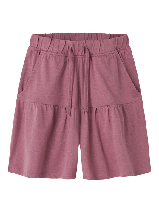 Rosa byx kjol till flicka i ekologisk bomull från Name it. Lite längre shorts som ser ut som en kjol.
NMFHUDA SHORTS
13255576
