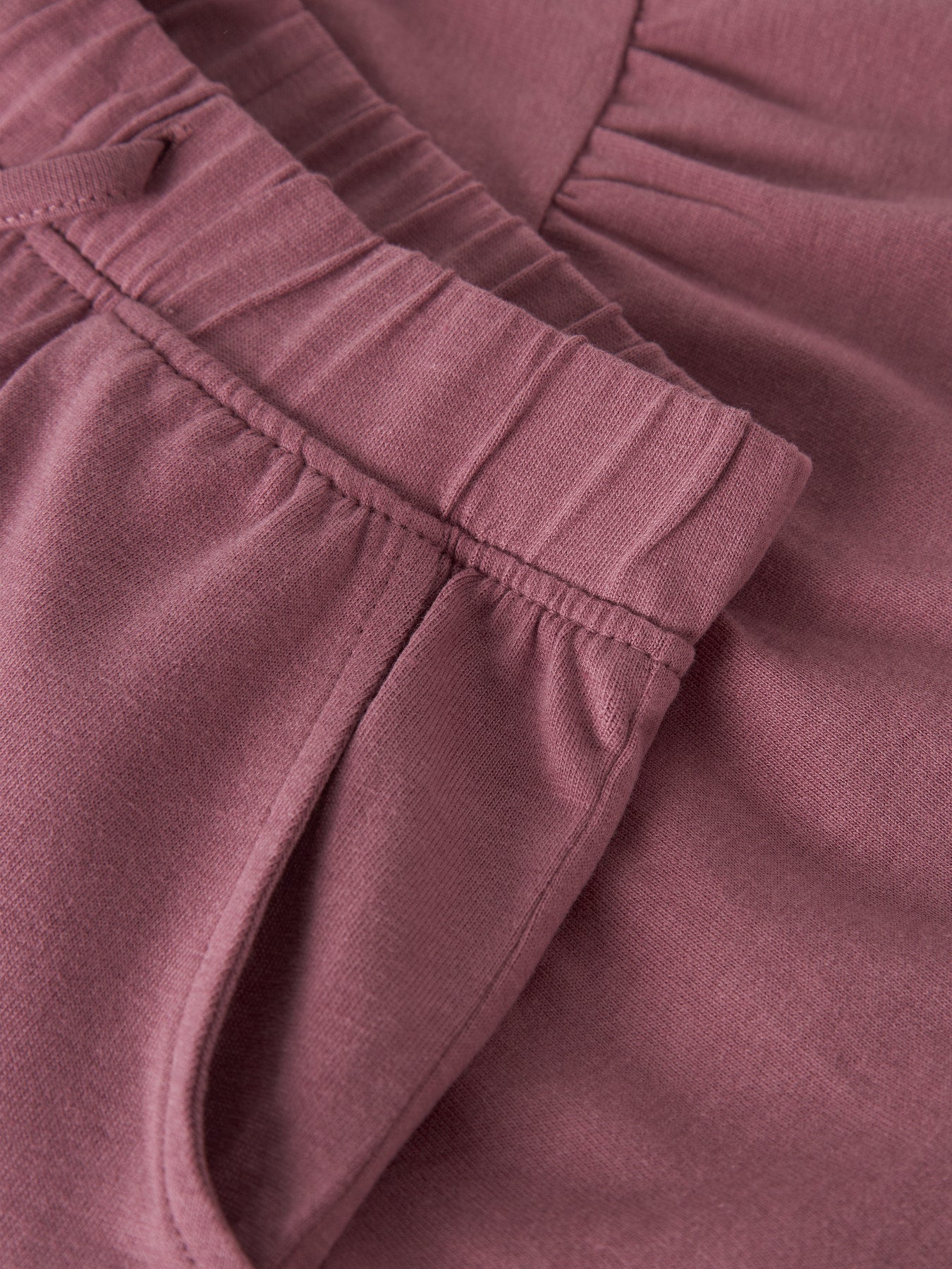 Rosa byx kjol till flicka i ekologisk bomull från Name it. Lite längre shorts som ser ut som en kjol.
NMFHUDA SHORTS
13255576