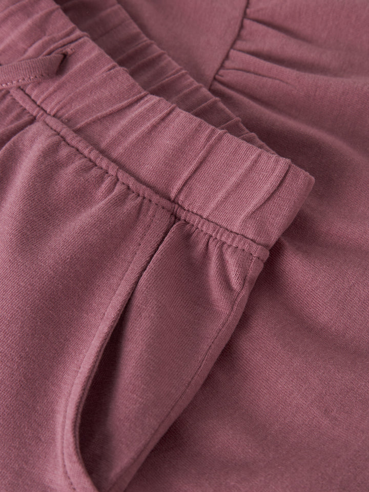 Rosa byx kjol till flicka i ekologisk bomull från Name it. Lite längre shorts som ser ut som en kjol.
NMFHUDA SHORTS
13255576