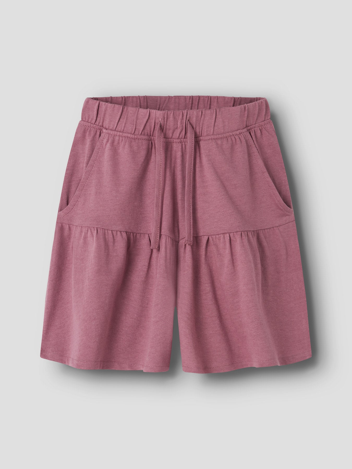 Rosa byx kjol till flicka i ekologisk bomull från Name it. Lite längre shorts som ser ut som en kjol.
NMFHUDA SHORTS
13255576