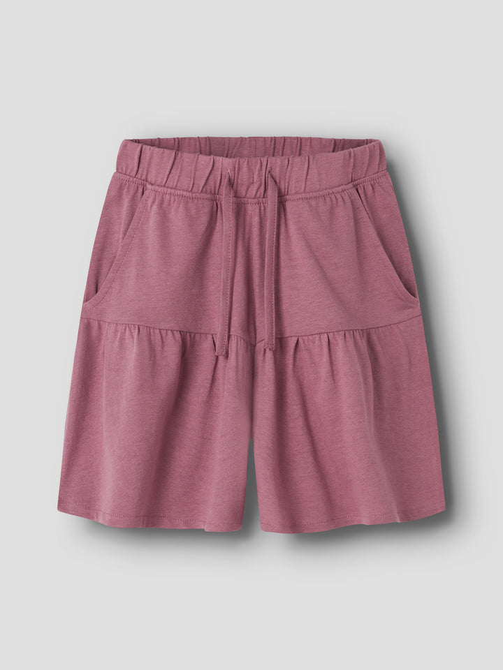 Rosa byx kjol till flicka i ekologisk bomull från Name it. Lite längre shorts som ser ut som en kjol.
NMFHUDA SHORTS
13255576