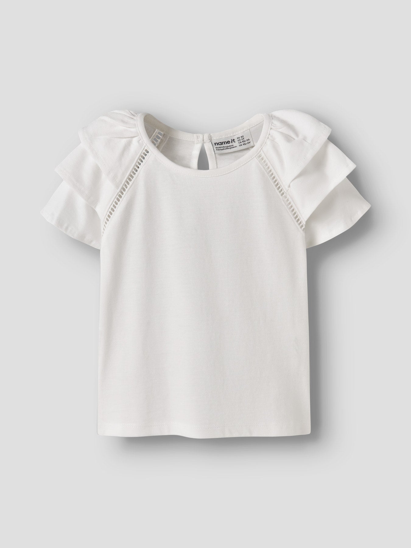 Vit volanger t-shirt till flicka. Söt topp med volanger i ekologisk bomull från Name it. Blus till flicka från Nameit.
NMFHUDA SS TOP
13255577