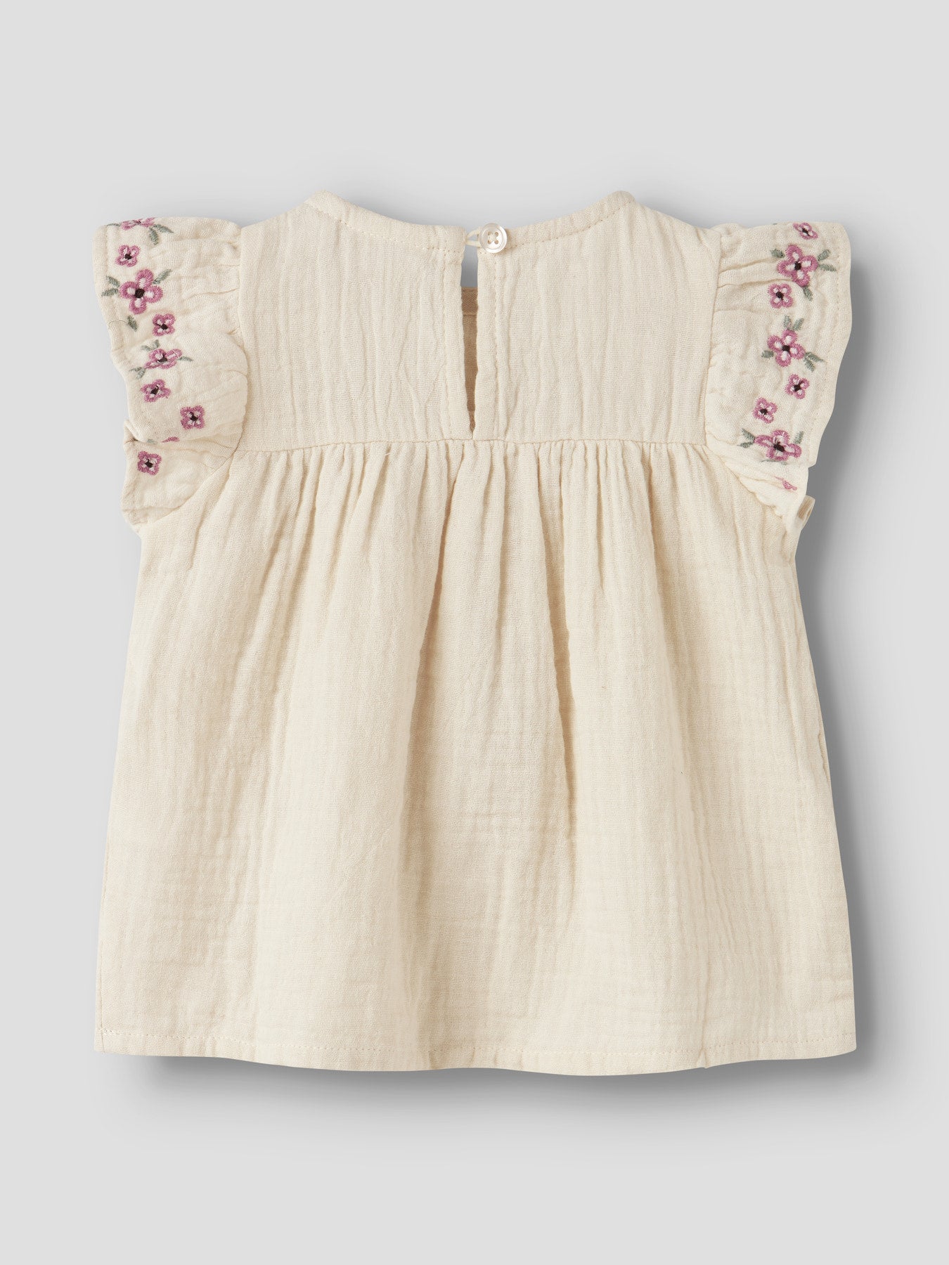 Ljuvlig söt baby klänning med rosa broderade blommor till flicka. Beige bebis klänning lite kortare modell som en tunika. Ekologiska baby kläder från Name it.
NBFHIMMAS SS TUNIC
13255595