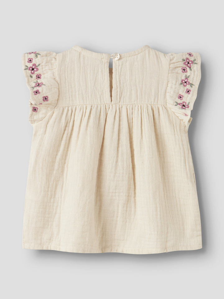 Ljuvlig söt baby klänning med rosa broderade blommor till flicka. Beige bebis klänning lite kortare modell som en tunika. Ekologiska baby kläder från Name it.
NBFHIMMAS SS TUNIC
13255595