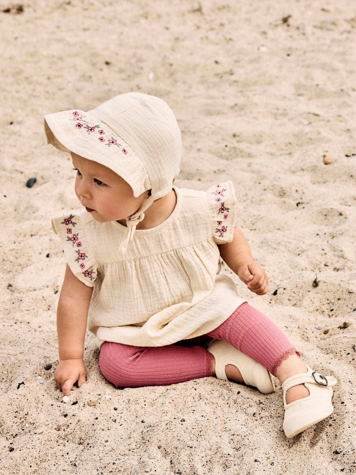 Ljuvlig söt baby klänning med rosa broderade blommor till flicka. Beige bebis klänning lite kortare modell som en tunika. Ekologiska baby kläder från Name it.
NBFHIMMAS SS TUNIC
13255595