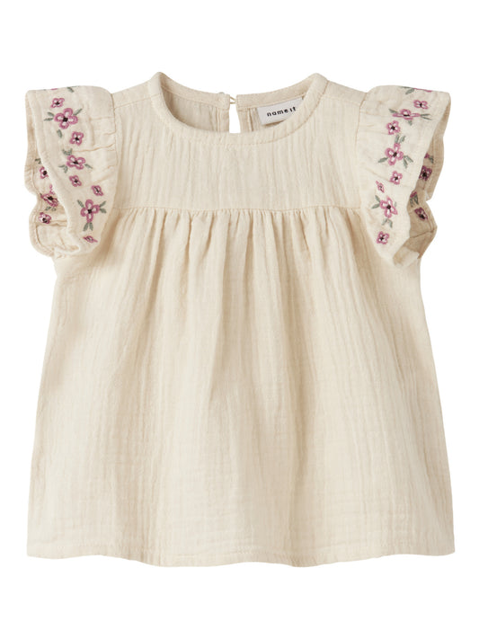 Ljuvlig söt baby klänning med rosa broderade blommor till flicka. Beige bebis klänning lite kortare modell som en tunika. Ekologiska baby kläder från Name it.
NBFHIMMAS SS TUNIC
13255595