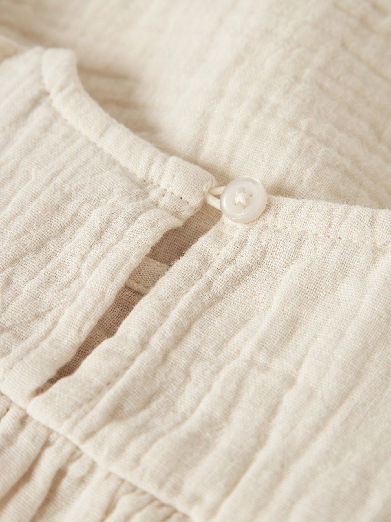 Ljuvlig söt baby klänning med rosa broderade blommor till flicka. Beige bebis klänning lite kortare modell som en tunika. Ekologiska baby kläder från Name it.
NBFHIMMAS SS TUNIC
13255595