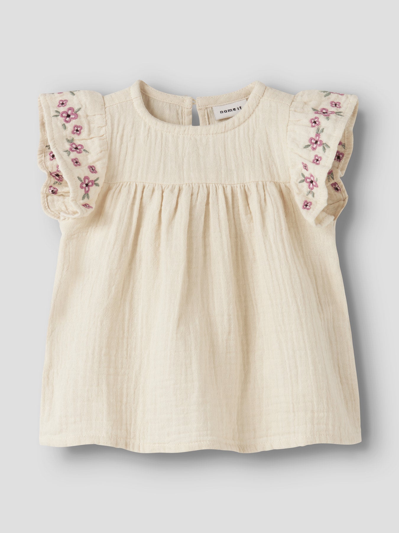 Ljuvlig söt baby klänning med rosa broderade blommor till flicka. Beige bebis klänning lite kortare modell som en tunika. Ekologiska baby kläder från Name it.
NBFHIMMAS SS TUNIC
13255595