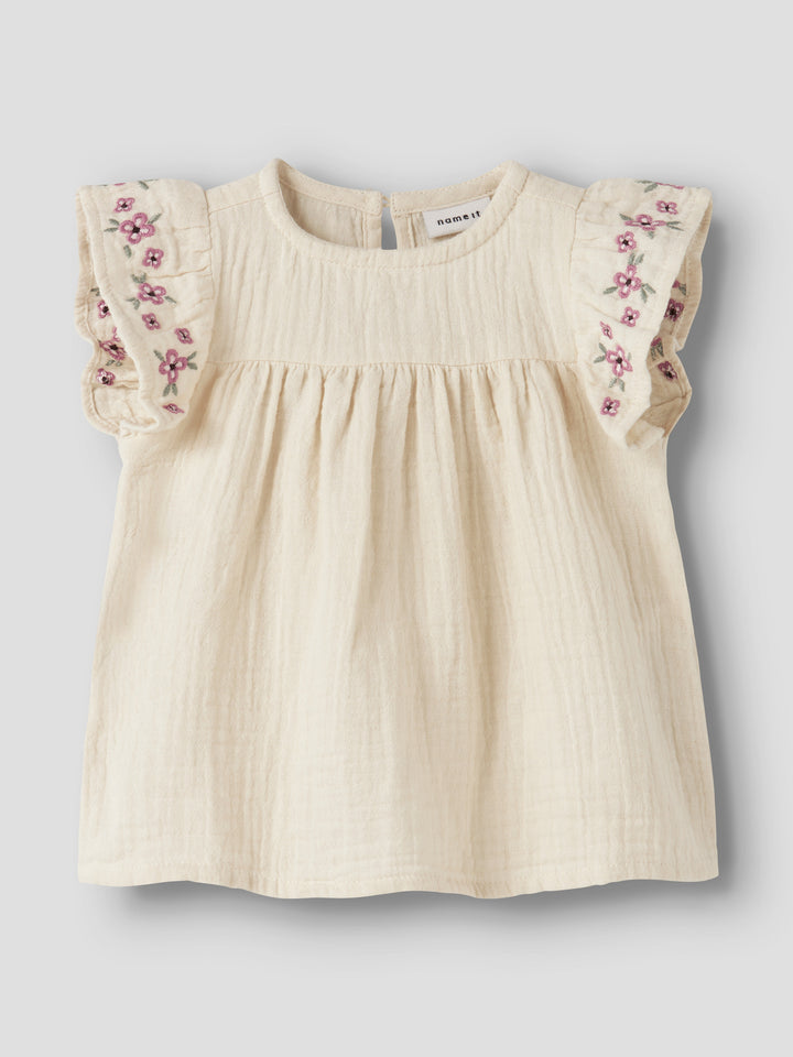 Ljuvlig söt baby klänning med rosa broderade blommor till flicka. Beige bebis klänning lite kortare modell som en tunika. Ekologiska baby kläder från Name it.
NBFHIMMAS SS TUNIC
13255595