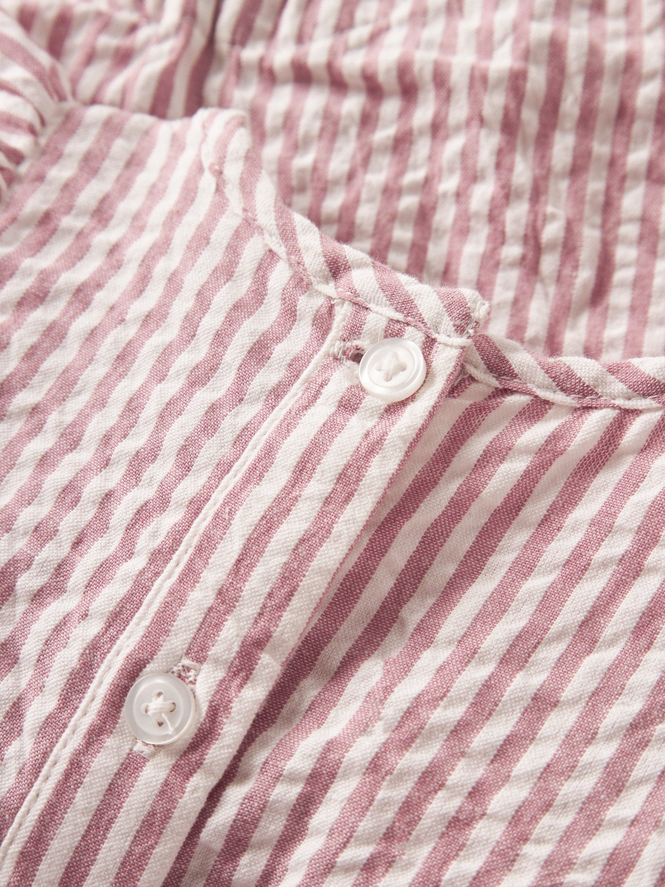 Söt lite gammeldags sunsuit till nyfödd baby flicka. Randig sparkdräkt, shorts till bebis flicka. Ekologiska baby kläder från Name it.
NBFHIPE SUNSUIT
13255602