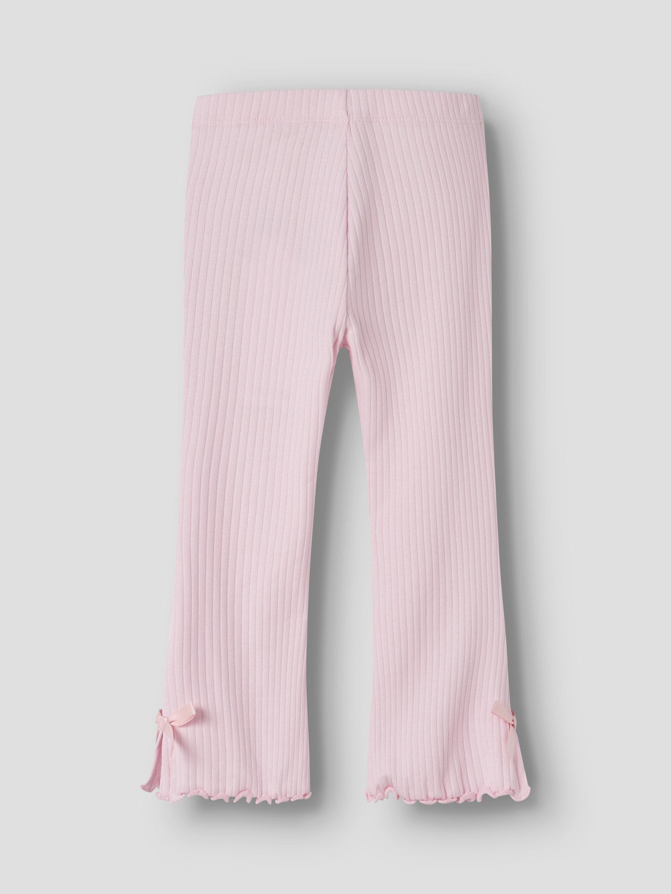 Ljus rosa flared leggings till flicka. Byxor utsvängda med rosetter till flicka från Name it.
NMFHAVELLE FLARED LEGGING
13255607