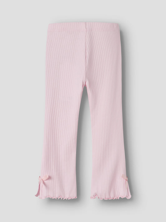 Ljus rosa flared leggings till flicka. Byxor utsvängda med rosetter till flicka från Name it.
NMFHAVELLE FLARED LEGGING
13255607