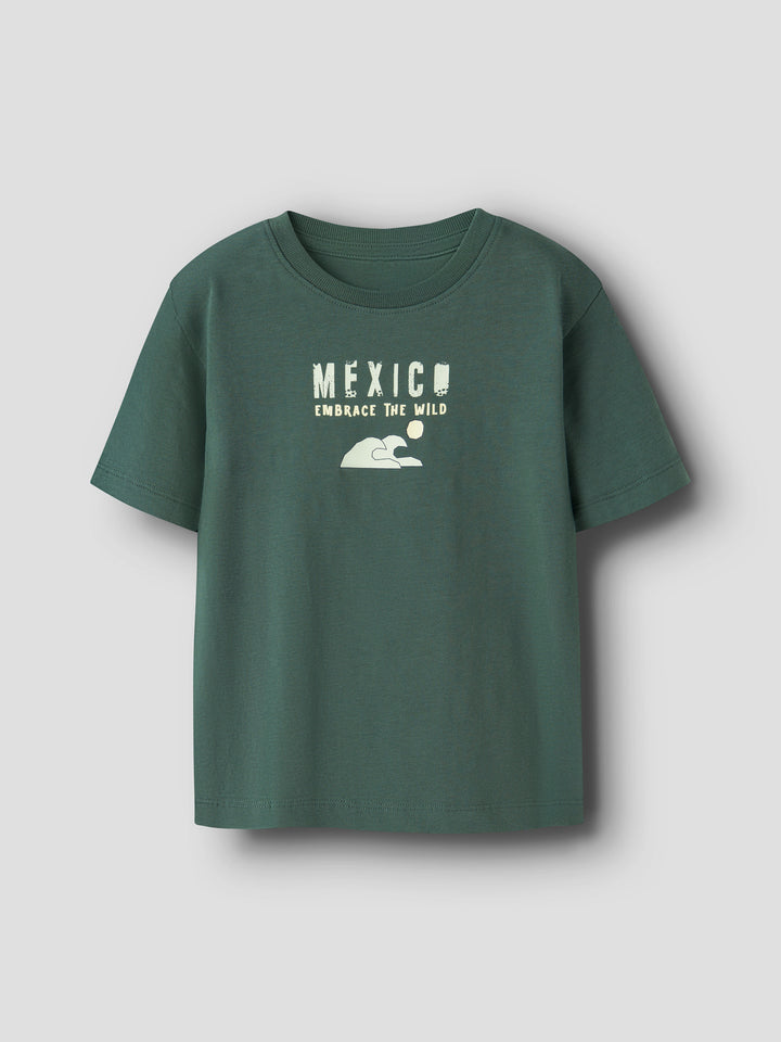 Mörk grön kortärmad t-shirt till pojke. T-shirt med Mexico karta, ekologiska barnkläder från Name it.
NMMHAYDE SS NREG TOP BOX
13255657