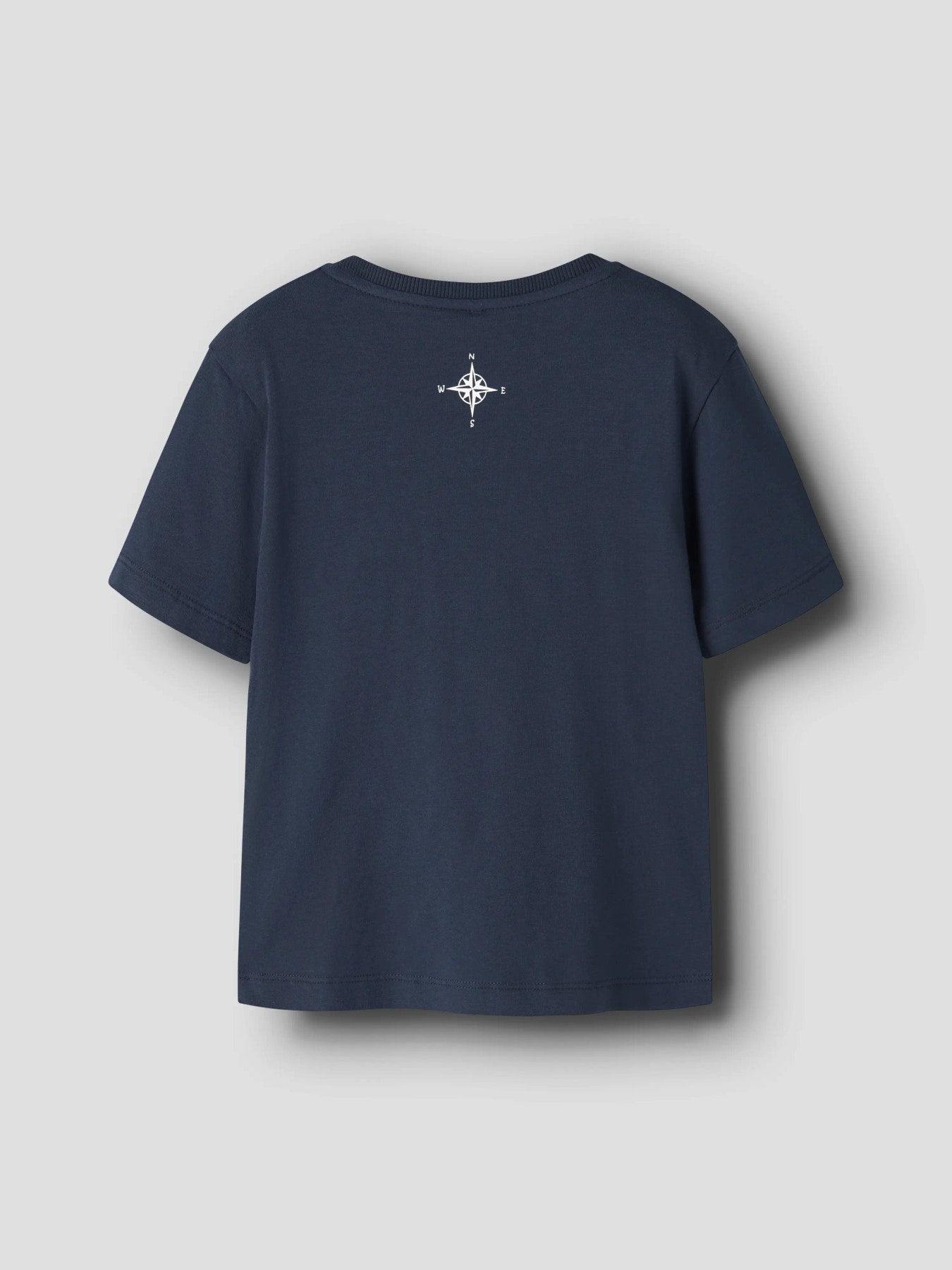 Mörk marin blå kortärmad t-shirt till pojke. T-shirt med Brazil karta, ekologiska barnkläder från Name it.
NMMHAYDE SS NREG TOP BOX
13255657