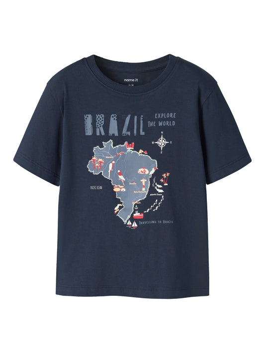 Mörk marin blå kortärmad t-shirt till pojke. T-shirt med Brazil karta, ekologiska barnkläder från Name it.
NMMHAYDE SS NREG TOP BOX
13255657