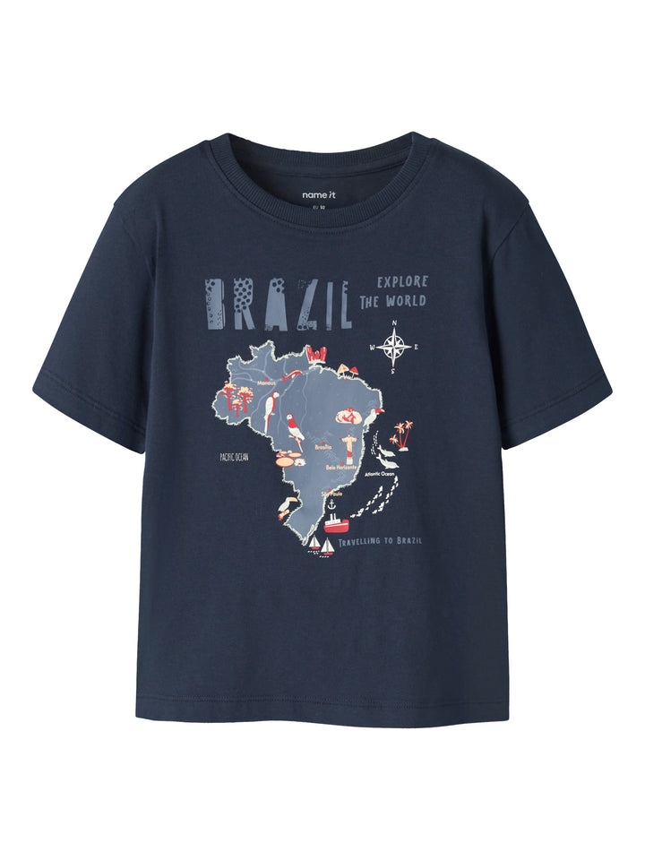 Mörk marin blå kortärmad t-shirt till pojke. T-shirt med Brazil karta, ekologiska barnkläder från Name it.
NMMHAYDE SS NREG TOP BOX
13255657
