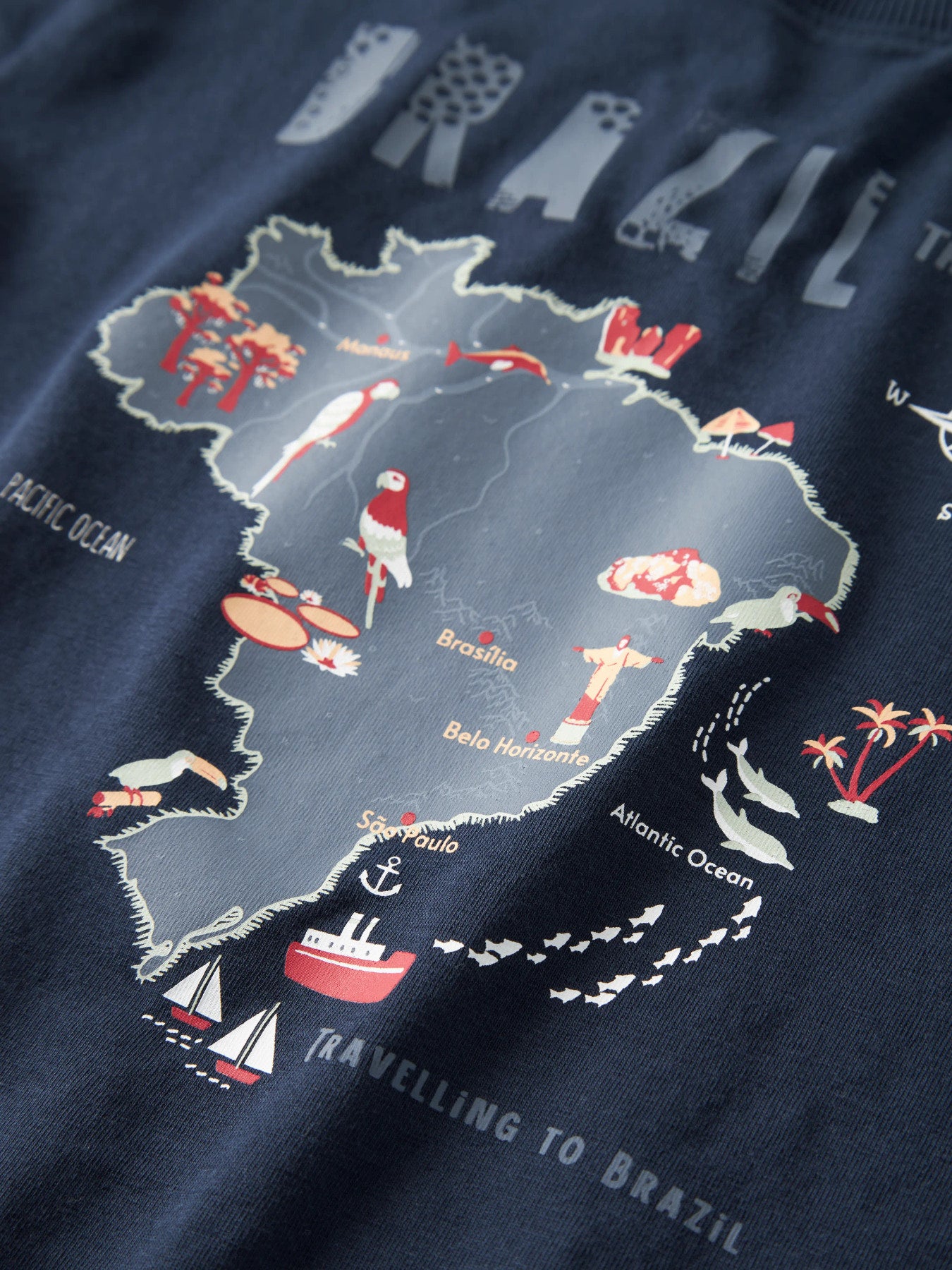 Mörk marin blå kortärmad t-shirt till pojke. T-shirt med Brazil karta, ekologiska barnkläder från Name it.
NMMHAYDE SS NREG TOP BOX
13255657
