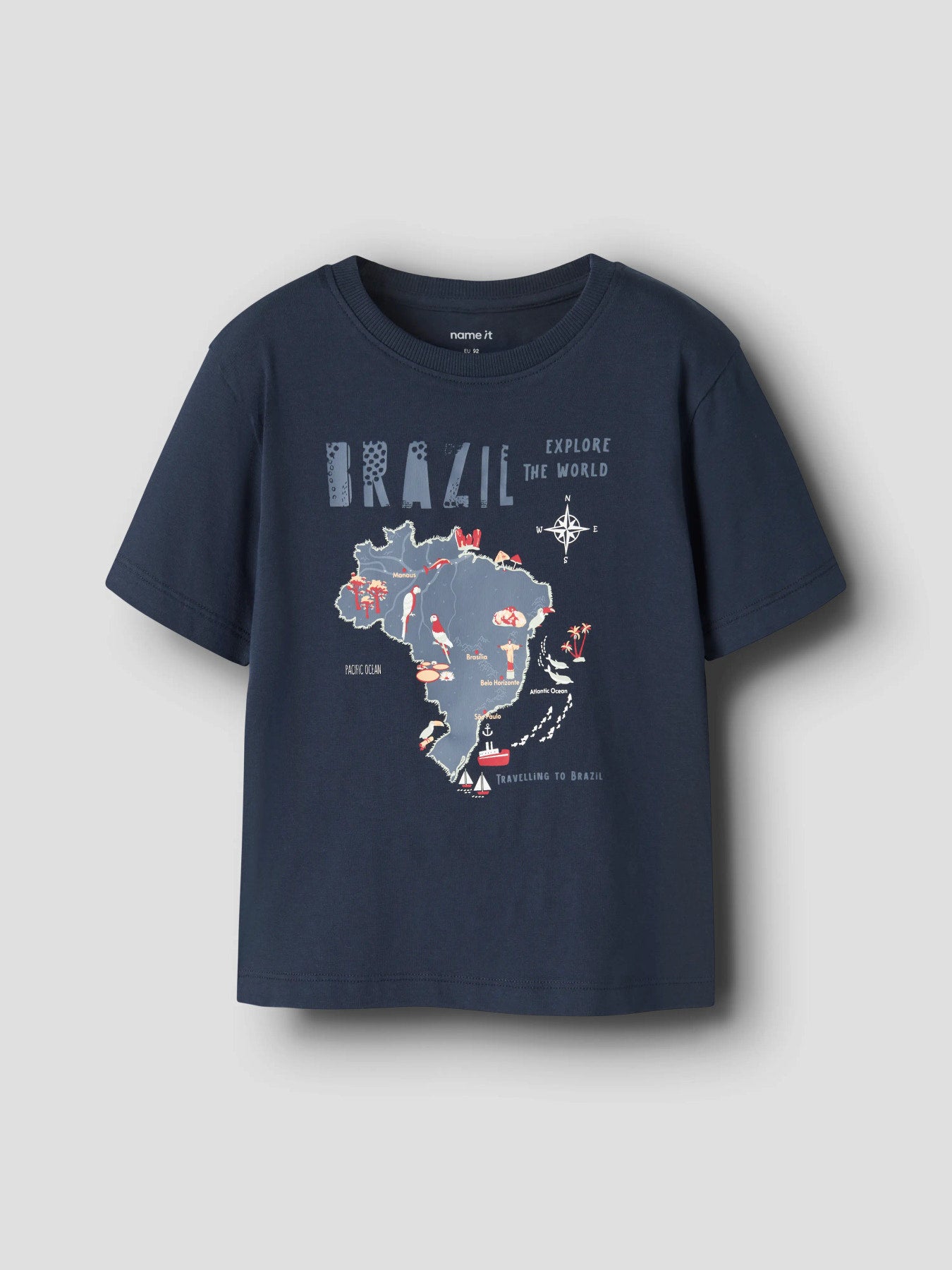 Mörk marin blå kortärmad t-shirt till pojke. T-shirt med Brazil karta, ekologiska barnkläder från Name it.
NMMHAYDE SS NREG TOP BOX
13255657