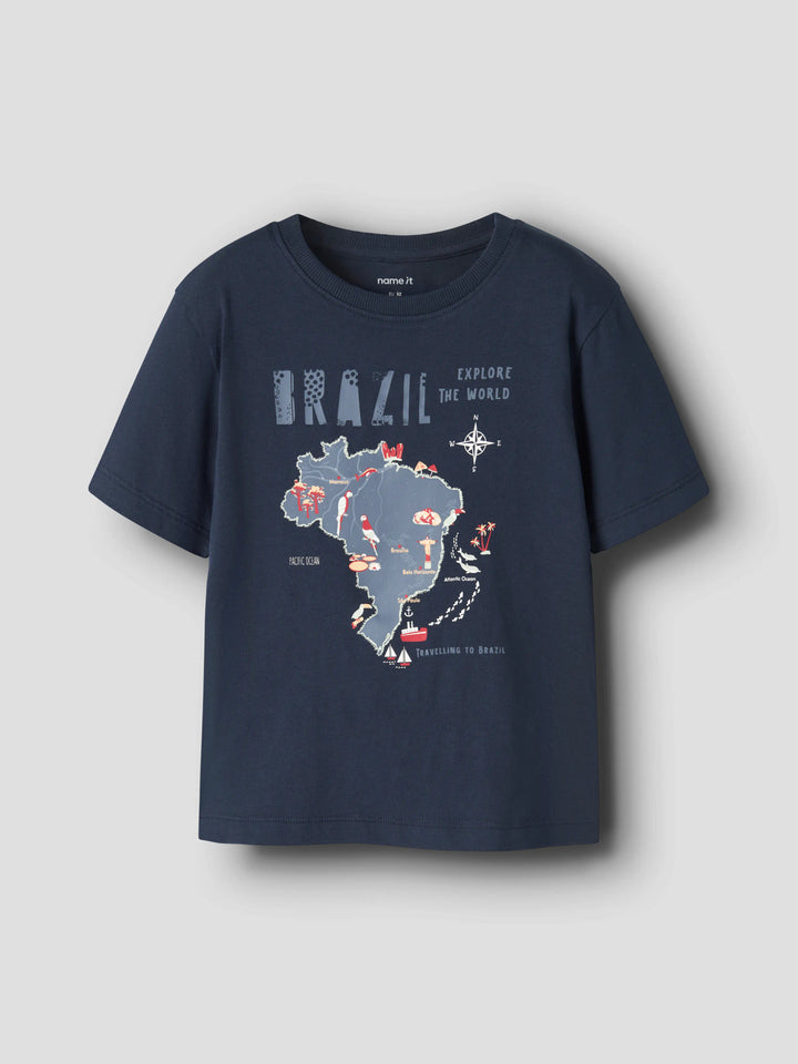 Mörk marin blå kortärmad t-shirt till pojke. T-shirt med Brazil karta, ekologiska barnkläder från Name it.
NMMHAYDE SS NREG TOP BOX
13255657