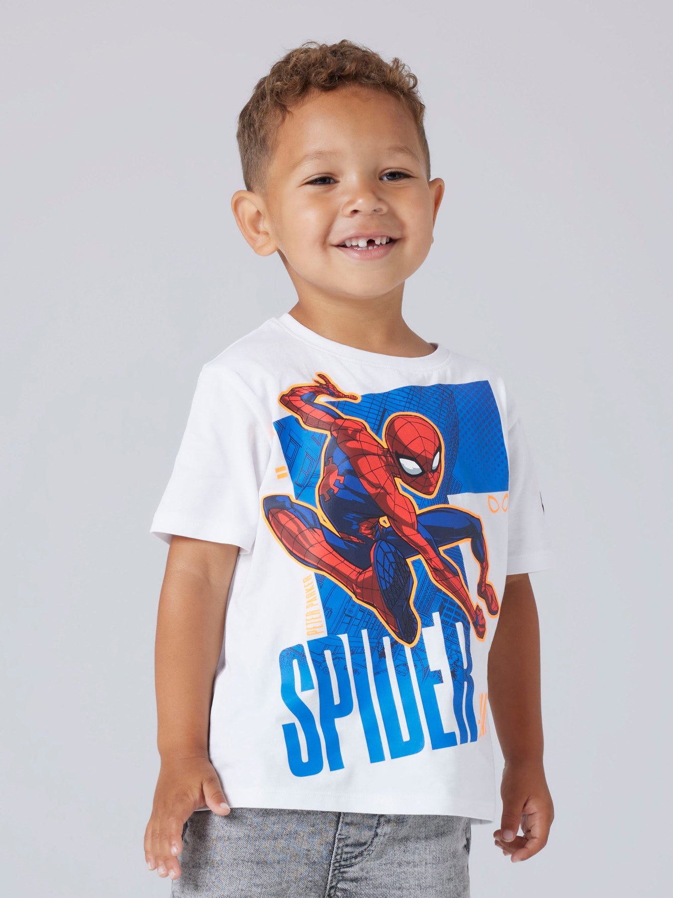 Spider man tröja med Spindelmannen. Kortärmad vit t-shirt till pojke med print av Spiderman. Ekologiska barnkläder från Name it.
NMMAJIT SPIDER NREG SS TOP BOX MAR
13255666