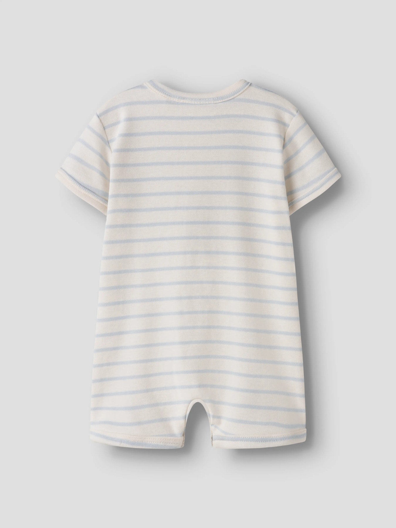Vit och blå randig sunsuit med kort ärm och korta ben. Sunsuit till pojke och flicka bebis, unisex baby suit till nyfödd som vill ha ekologiska bebis kläder.
NBNGEO ABI SS LOOSE SUIT LIL
13255727