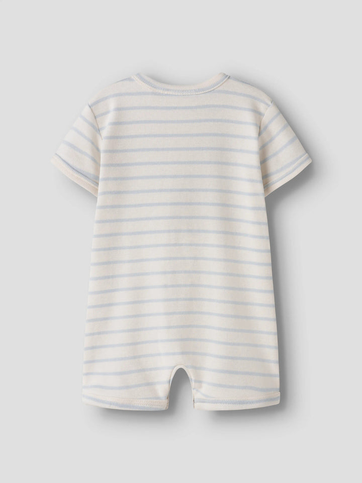 Vit och blå randig sunsuit med kort ärm och korta ben. Sunsuit till pojke och flicka bebis, unisex baby suit till nyfödd som vill ha ekologiska bebis kläder.
NBNGEO ABI SS LOOSE SUIT LIL
13255727