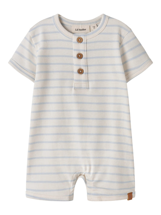 Vit och blå randig sunsuit med kort ärm och korta ben. Sunsuit till pojke och flicka bebis, unisex baby suit till nyfödd som vill ha ekologiska bebis kläder.
NBNGEO ABI SS LOOSE SUIT LIL
13255727
