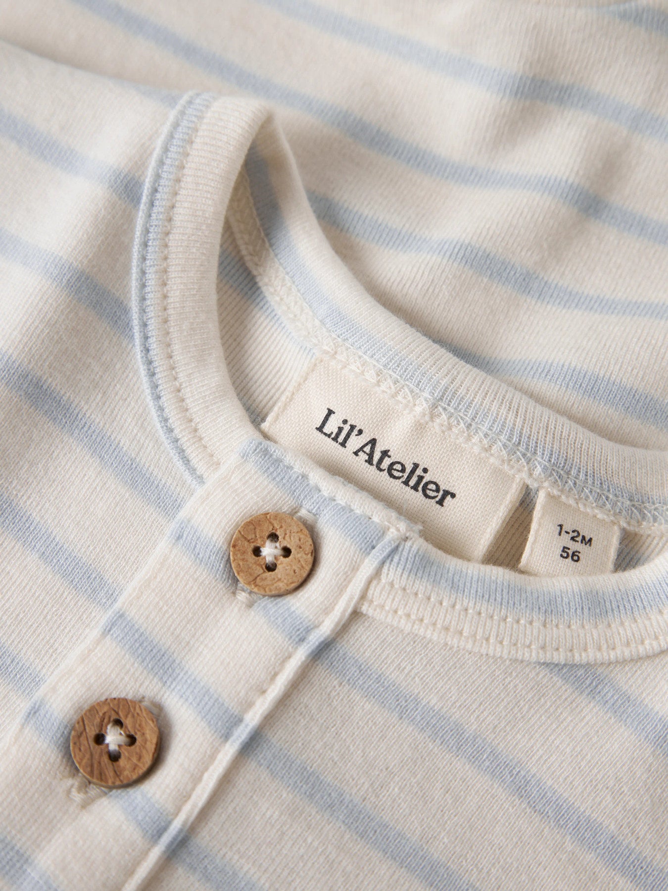 Vit och blå randig sunsuit med kort ärm och korta ben. Sunsuit till pojke och flicka bebis, unisex baby suit till nyfödd som vill ha ekologiska bebis kläder.
NBNGEO ABI SS LOOSE SUIT LIL
13255727