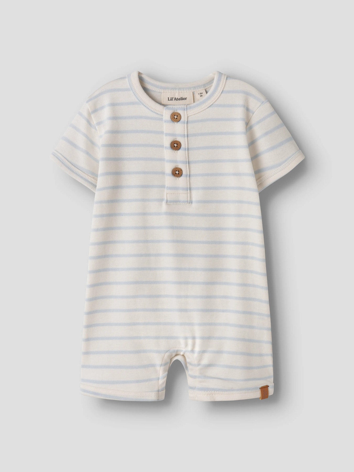 Vit och blå randig sunsuit med kort ärm och korta ben. Sunsuit till pojke och flicka bebis, unisex baby suit till nyfödd som vill ha ekologiska bebis kläder.
NBNGEO ABI SS LOOSE SUIT LIL
13255727