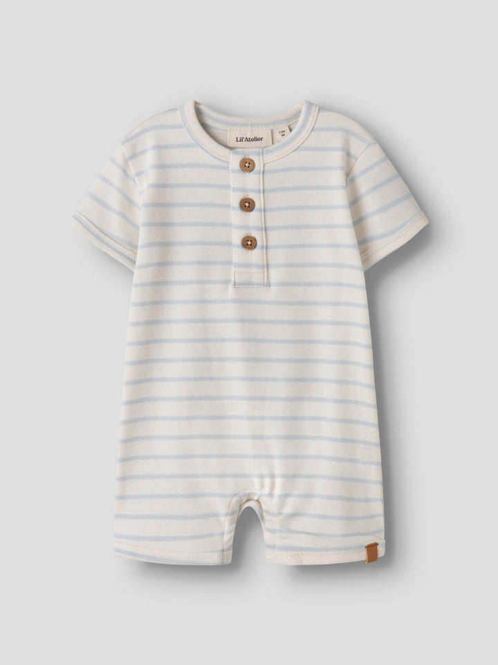 Vit och blå randig sunsuit med kort ärm och korta ben. Sunsuit till pojke och flicka bebis, unisex baby suit till nyfödd som vill ha ekologiska bebis kläder.
NBNGEO ABI SS LOOSE SUIT LIL
13255727