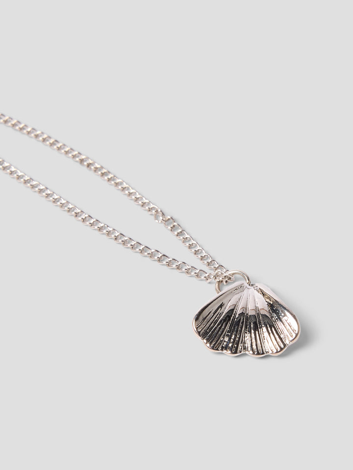 Silver färgat halsband med snäcka till flicka. Tjej smycken till ungdom från LMTD.
NLFFITALE NECKLACE
13255777