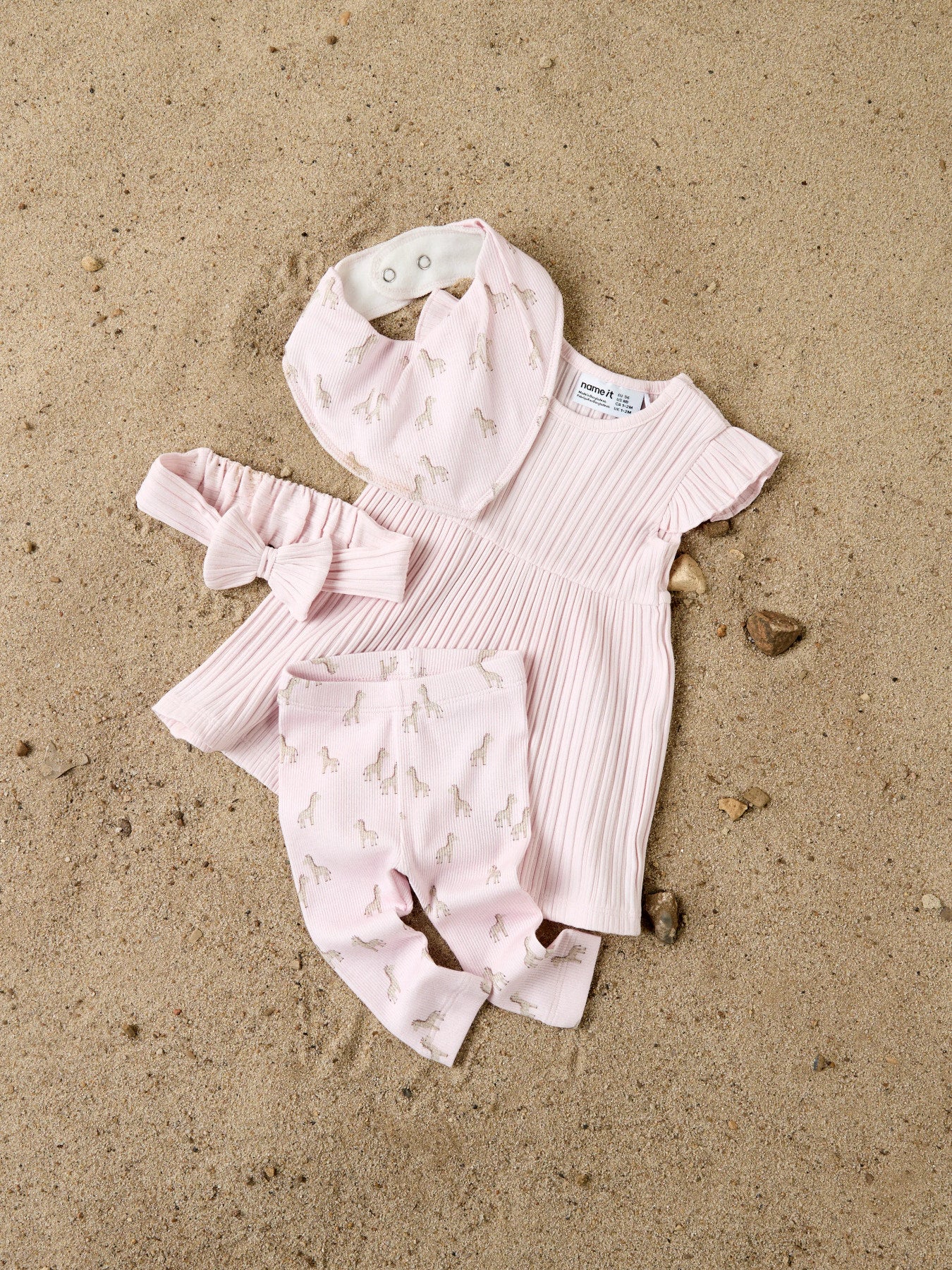 Ljus rosa ribbad baby klänning till flicka från Name it. Söt enfärgad bebis klänning till nyfödd flicka.
NBFHEIDY SS DRESS
13255800
