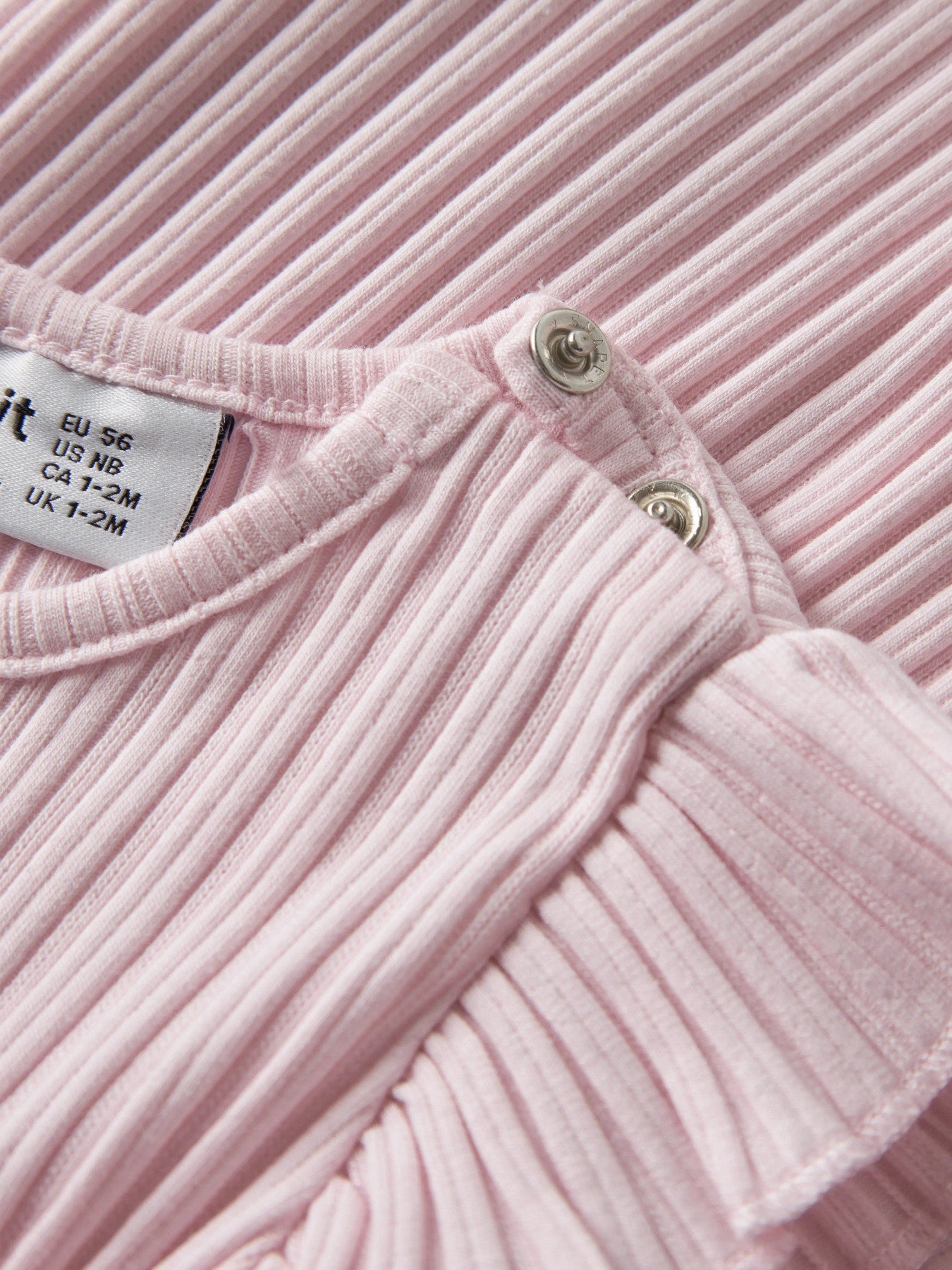 Ljus rosa ribbad baby klänning till flicka från Name it. Söt enfärgad bebis klänning till nyfödd flicka.
NBFHEIDY SS DRESS
13255800