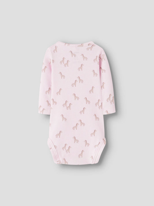 Långärmad baby body till nyfödd bebis flicka. Rosa bodysuit med söta giraffer till baby flicka. Ekologiska bebis kläder från Name it.
NBFHALENA LS BODY BOX
13255805