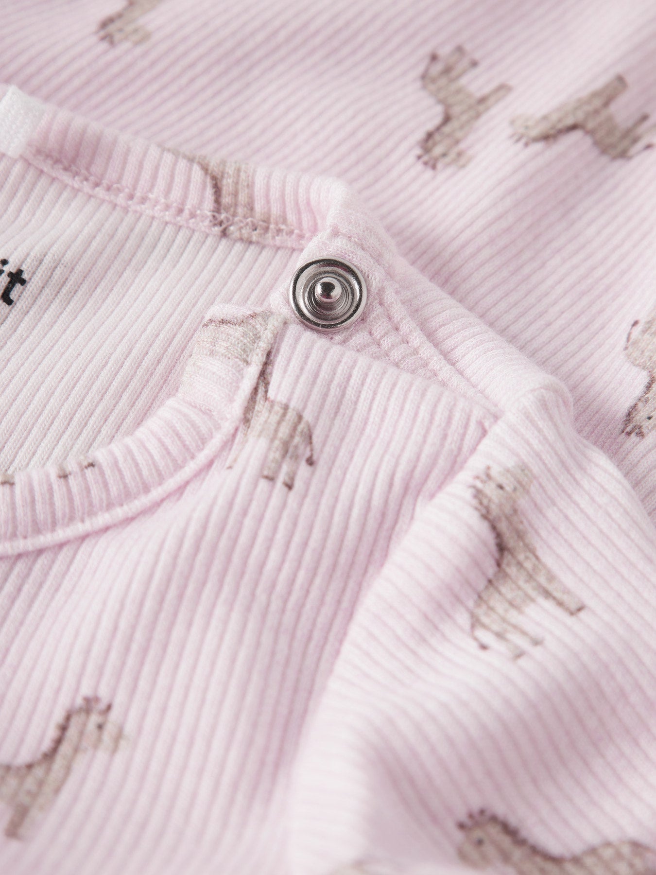 Långärmad baby body till nyfödd bebis flicka. Rosa bodysuit med söta giraffer till baby flicka. Ekologiska bebis kläder från Name it.
NBFHALENA LS BODY BOX
13255805