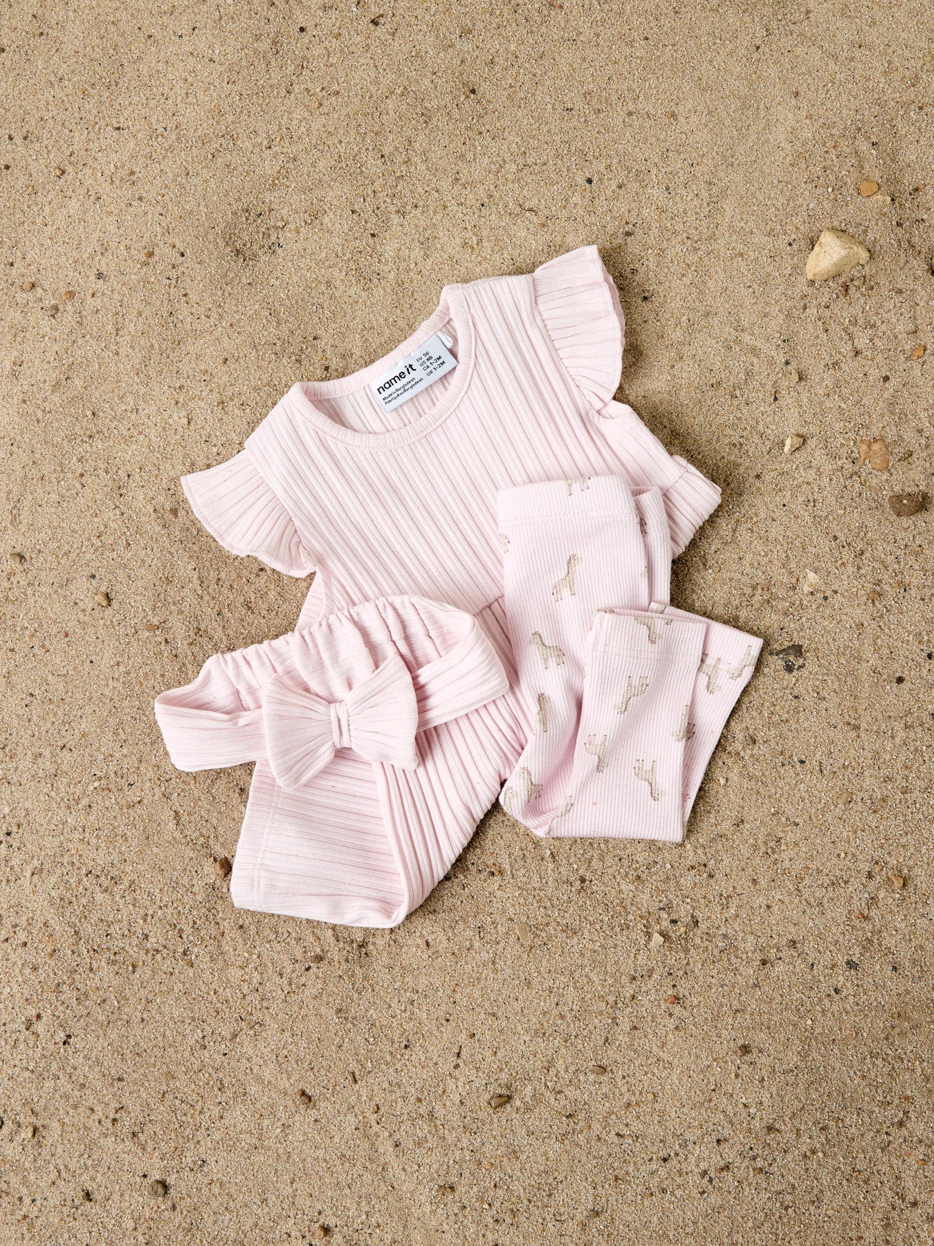 Ljus rosa baby leggings till nyfödd flicka. Bebis byxor i legging modell, ribbade byxor med djurmönster av giraffer. Ekologiska bebis kläder från Name it.
NBFHALENA LEGGING BOX
13255806