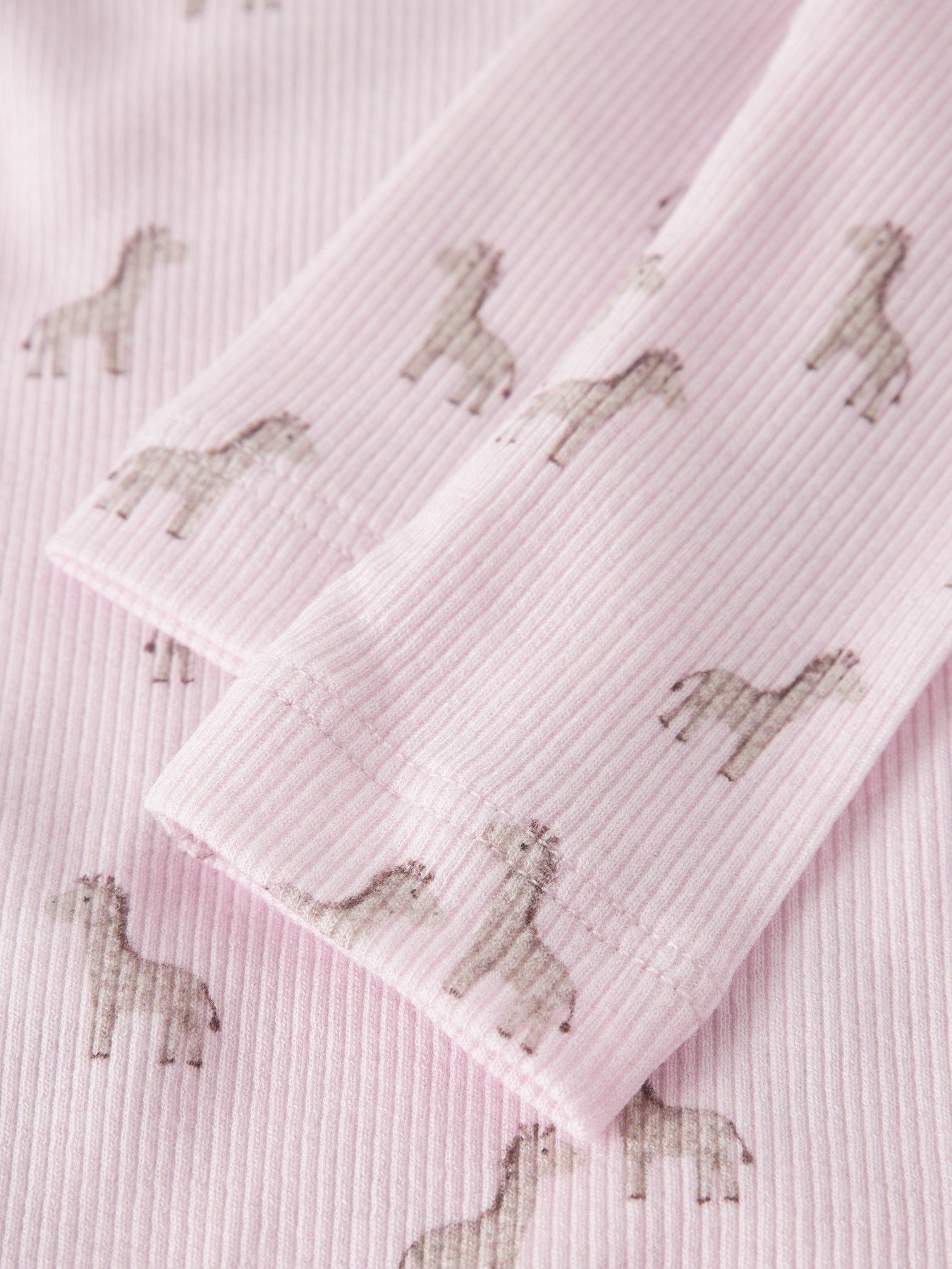 Ljus rosa baby leggings till nyfödd flicka. Bebis byxor i legging modell, ribbade byxor med djurmönster av giraffer. Ekologiska bebis kläder från Name it.
NBFHALENA LEGGING BOX
13255806