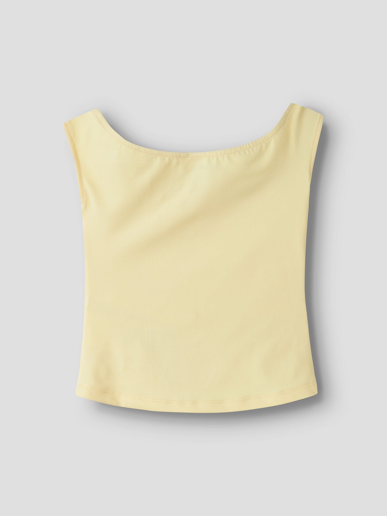 Gult enfärgad linne med rynkade sidor till flicka. Topp snygg cool topp till flicka från Name it.
NKFHELGU SLIM SH TANK TOP
13255846